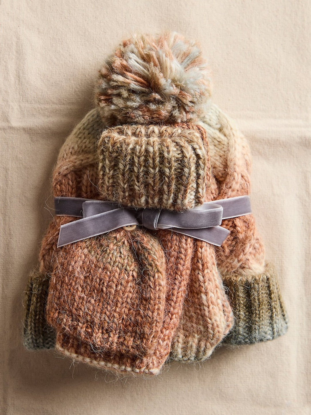 FREE PEOPLE Rainbow Run Hat + Glove Set – 27 Boutique display picture 1