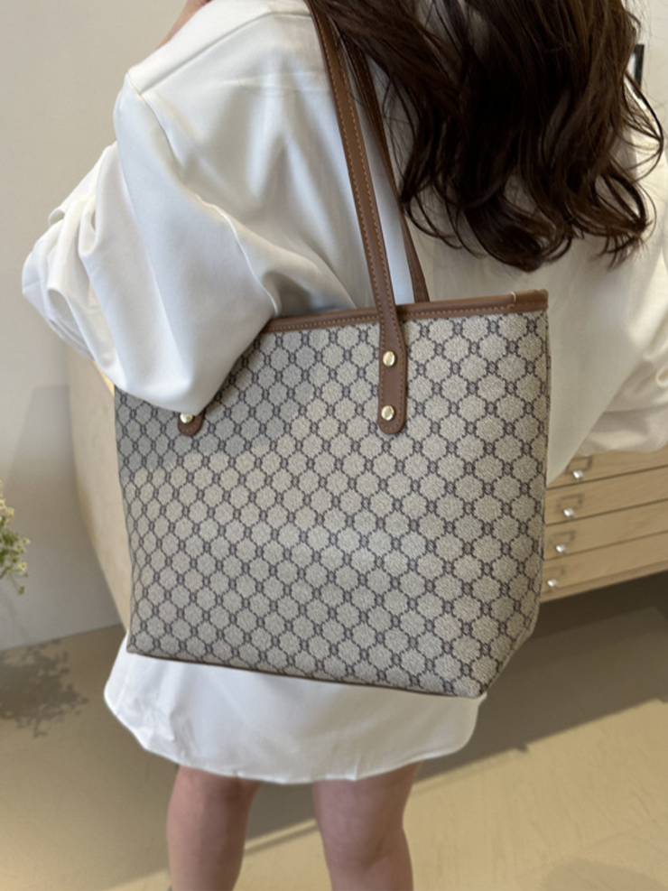 27 Printed Faux Leather Tote Bag